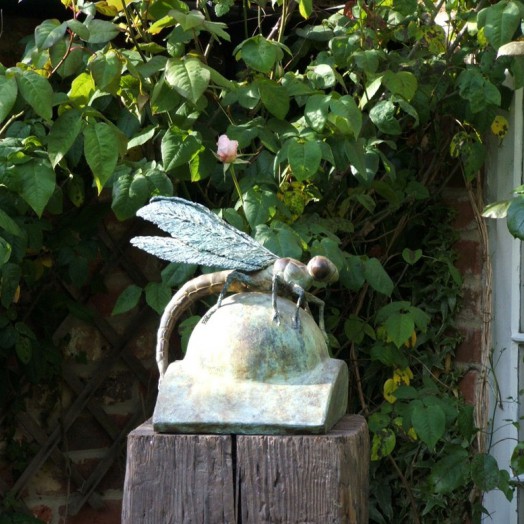 ... an oversize English Dragonfly ... (Click to enlarge)